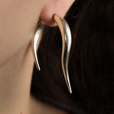 A hollow, sterling silver earring that can be worn single or as a pair. Inspired by the Mycenaic civilisation. Their shape resembles horns, a very common and loved symbol in Mycenaic religion. Ένα κούφιο ζευγάρι σκουλαρίκια από ασήμι 925 το οποίο μπορεί να φορεθεί μονό ή ως ζευγάρι. Εμπνευσμένο από τον Μυκηναϊκό πολιτισμό. Το σχήμα αυτό θυμίζει κέρατα, ένα σύνηθες και λατρεμένο σύμβολο της Μυκηναϊκής θρησκείας. Modern Crescent Jewelry For Pierced Ears, Unique Drop Cartilage Earrings, Elegant Dangle Plug Earrings With Internal Threads, Elegant Silver Internally Threaded Hoop Earrings, Pierced Silver Brass Cartilage Earrings, Sterling Silver Teardrop Internally Threaded Earrings, Silver Brass Cartilage Earrings, Sterling Silver Internally Threaded Earrings, Horns With Jewelry