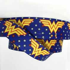 the wonder woman logo is on this blue ribbon