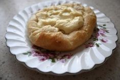 a small pastry on a plate with flowers