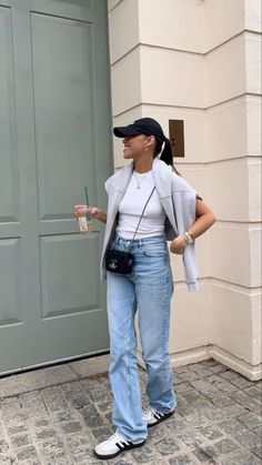 Hailey Bieber Style Aesthetic, Europe Spring Outfits Street Style, Uni Ootd, Pinterest Outfit Ideas, Low Effort Outfits, White Jeans Outfit Aesthetic, Looks Adidas, 00s Mode, Adidas Samba Outfit