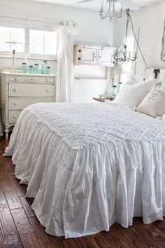 High Ruffle Skirt Chenille Bedspread Set White Ruffle Bedding, Shabby Chic Bedding Sets, Cocina Shabby Chic, Shabby Chic Living, Shabby Chic Room, Chic Bedding, Shabby Chic Living Room, Shabby Chic Bedding, Chenille Bedspread