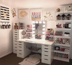 Vanity Goals, Makeup Room Diy, Rangement Makeup, Zimmer Diy, Desk Organization Diy, Makeup Area, Shelving Ideas, Makeup Room Decor