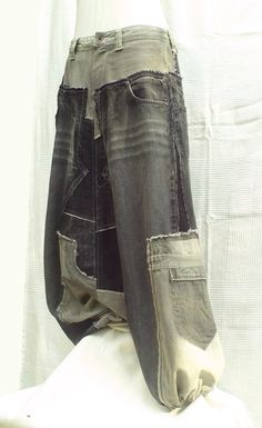 Here is a model harem pants that I invented and that I propose to order and tailor. I untie completely black / grey jeans, I iron its seams and I add a hodgepodge of pieces of jean pants frayed to different shades of denim black to light grey. It is slightly low-waisted, with 2 darts in the back, a zipper under leg, ankles were tightened by an elastic(rubber band). Suits to a woman or to a man. Unique and artisanal creation, 100% Creative Recycling for an ecological fashion and world  I don't ha Recycled Outfits, Jeans Custom, Custom Jeans, Recycled Jeans, Swaggy Outfits, Mode Inspo, Dream Clothes, Upcycle Clothes, Look Cool