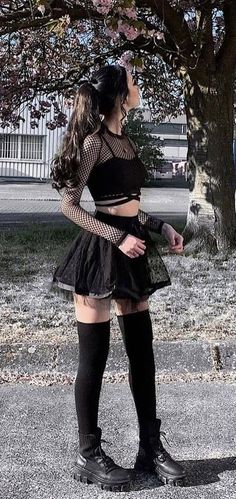 Emo Crop Top Outfits, Spring Alternative Outfits, Emo Outfit, Egirl Fashion, E Girl Outfits, Alt Outfits, Rock Outfit, Girls Crop Tops, Dark Outfits