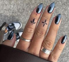 Black Nails With White Chrome, Cool Nail Inspo Spring, Black Chrome Acrylic Nails, Short Black Chrome Nails, Black Chrome Nails Almond, Black Nails Chrome, Nails Black Chrome, Black Nails With Chrome, Chrome Black Nails