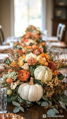 Elevate your holiday decor with stunning Thanksgiving table centerpieces! From elegant florals to creative DIY ideas, these designs will make your table shine. Click now for inspiration for your Thanksgiving table! Rustic Thanksgiving Table, Table Settings Ideas, Rustic Thanksgiving