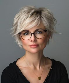 20 Stilvolle Frisuren für Frauen über 50 mit Brille Short Hairstyle Women Over 50 Over 50 With Glasses, Short Gray Hair Over 50, Kort Bob, Funky Short Hair, Short Silver Hair, Short Hair Images, Cool Short Hairstyles, Short Sassy Hair