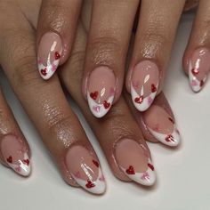 O envio mais rápido. O melhor serviço Nail Inspo Valentines Day, White Nail Set, Celebration Nails, New Nail Ideas, Holiday Elements, Sweet Carolina, Nagellack Trends, February Nails, Medium Almond