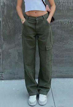 One side pocket and one back pocket. Vintage Baggy Jeans, Cargo Pants Streetwear, Baggy Cargo Pants, Jean Large, Green Cargo Pants, Pants Women Fashion, Jeans Cargo, Denim Patterns, Loose Jeans