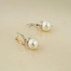 Gold(14K) : 4.84g Diamonds : (VS clarity & H-I colour) : (Brilliant cut ) : 0.33ct South Sea Pearls : 23.46ct
Note : These earrings may fit differently depending on your ear type. South Sea Pearls Earrings, Sea Pearl, South Sea Pearls, South Seas, Sea Pearls, Tahitian Pearls, Pearl Drop, Diamond Studs, Precious Metals