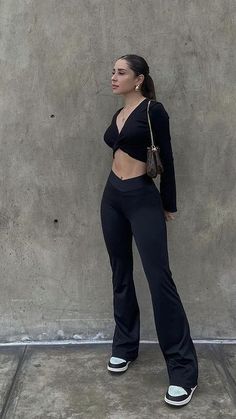 Basic Korean, Sportswear Leggings, Foto Poses, Flare Leggings, Bell Bottom, Teenage Fashion Outfits, Outfits Casuales, Cute Casual Outfits, Simple Outfits