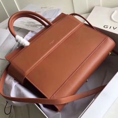 Givenchy Horizon plain smooth leather double handles and long shoulder straps with customized gold-plated hardware accessories, built-in activity handbag, detachable and super practical.

Size: 27*24*11 Lv Purse, Lv Shoes, Lv Belt, Lv Wallet, Lv Handbags, Purple Bags, Green Bag, Black Tote Bag, Black Handbags