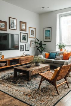 20 Stunning Living Room Wall Decor Ideas Hanging Family Photos, Eclectic Frames, Unique Living Room, Living Room Wall Decor Ideas, Room Wall Decor Ideas, Family Photo Frames, Room Walls, Wall Decor Ideas, Living Room Wall Decor