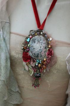 Embroidered Ornate Pendant Necklace/brooch antique& Cameo Mixed Media, Antique Vintage Trims and Lace, Embroidered and Beaded Brooch, - Etsy Boho Style Outfits, Mixed Media Jewelry, Fabric Necklace, Beaded Brooch, Stunning Necklace, Velvet Ribbon, Vintage Textiles, Vintage Lace, Wearable Art