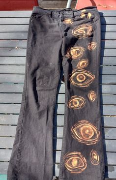 Clothes With Eyes On Them, Unique Pants Design, Art On Jeans, New Jeans Jeans, Eye Clothing, Bleach Jeans, Jean Styles