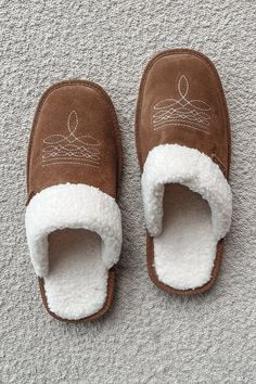 She’s a little western and a lot of cowgirl these slides are perfect for our cozy cowgirls!! Give the boots a break and you need these in your life!! *Vegan suede (because we love animals)*Soft, fluffy interior for extra comfort*Hard sole for inside or outside use Size:*Small (5-6)*Medium (7-8)*Large (9-10) Western House, Mexican Stuff, Country Shoes, Christmas Ideas Gifts, Western Shoes, Western Gifts, Country Stuff, Shoe Ideas