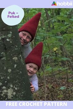 two children wearing red hats are peeking out from behind a tree in the woods with text overlay that reads puk - feted free crochet pattern