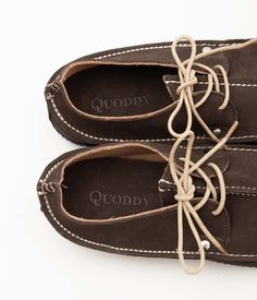 【QUODDY TRAIL MOCCASIN(クオーディートレイル モカシン)】 QUODDY TRAIL MOCCASIN( クオディートレイルモカシン ) はメイン州 ルイストンに工場を構え、現在も Made in Maine を貫く老舗ハンドソーンモカシンのメーカです。かつてメイン州には LLbean などにモカシンシューズを供給する工場が多く存在しましたが、その多くが現在は消滅してしまっています。今では希少なメーカーの 1 つとなっています。その技術は世代を越えて受け継がれ、今もなお愛され続けています。 【商品詳細】サイズ（cm） 9(27cm)9H(27.5cm)10(28cm)素材 SUEDE LEATHERMADE IN USA当社品番 /m14b744620528＊こちらの商品は店頭でも販売中のため、ご注文頂いた際にすでに完売している可能性がございます。予めご了承ください。 Lewiston Maine, Neck Scarf Tying, Moccasin Shoes, Sneakers And Socks, Moccasins Shoes, Card Case Wallet, Sale Store, Cool Store, Denim Pant