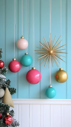 23 Vintage Mid-Century Modern Christmas Ideas To Inspire You Mid Century Christmas Decor Ideas, Christmas Interior Decorations, Star Tree Toppers, Christmas Color Combos, Christ Birth, Modern Christmas Decor Ideas, Tiki Christmas, Christmas Interior Decor, Diy Tree Topper