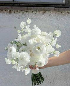 White Dahlia Bouquet, White Bridal Flowers, White Flower Bouquet, Green Wedding Flowers, Bridal Bouquet Flowers, White Bridal Bouquet, White Love, Peony Wedding, White Wedding Bouquets