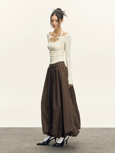 Discover the charm of effortless styling with our Flowy Maxi Bubble Skirt, a harmonious blend of function and fashion.Expertly crafted from 100% polyamide fiber, this skirt exhibits a luxurious texture and offers a breezy A-line silhouette. The low-waist design and solid color provide a street-style aesthetic with European and American influences. Functional pockets add a practical touch to the skirt’s edgy yet sophisticated presence. Whether it's a casual day out or a special evening, pair this Long Bubble Skirt, Low Waist Maxi Skirt, Bubble Skirt Outfit, Flowy Clothes, Fashion Styles Types, Skirt Street Style, Edgy Street Style, Fashion Exhibition, Low Waist Skirt