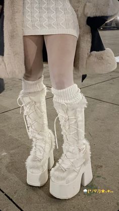 Cute Shoes Heels, Kawaii Shoes, Fancy Shoes, Girly Shoes, Aesthetic Shoes, Swag Shoes, Mode Inspo, Really Cute Outfits, Pretty Shoes