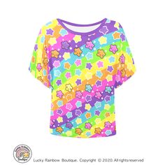 A Batwing Sleeve Top with an all over Rainbow Stripes and Stars Print with a contrating bright Purple Scoop Neck. Material is Polyester keep cool, casual and colourful in this beautiful and Bright Batwing Tshirt. It's slouchy loose fit makes it super comfy and easy to move in with no restrictions. Dress this tee up or down to tailor it to your dream Kawaii aesthetic, a true Rainbow lovers Wardrobe staple! Garment Details: - Fabric Composition. 100% Soft Polyester Fabric - Dye Sublimation Printin Batwing Tshirt, Clothes Kidcore, Mode Harajuku, Star Tshirt, Batwing Sleeve Top, Kawaii Clothing, Fabric Dye, Batwing Top, Garment Details