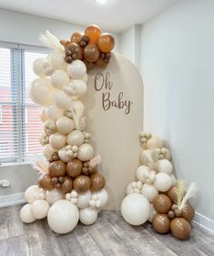 balloons are arranged in the shape of an arch for a baby's first birthday