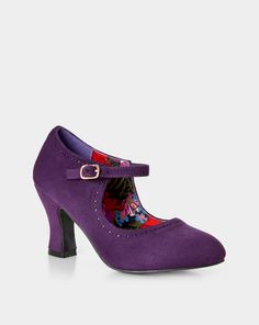 If you love vintage fashion, these elegant shoes will be the next addition to your wardrobe. Friends Vintage, Vintage Style Shoes, Day Dreaming, Occasion Wear Dresses, Elegant Heels, Mens Holiday, Curvy Kate, Joe Browns, Elegant Shoes