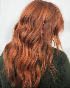 We've fallen in love with these red hair colors & we're confident you will do! From coppers to rubies, we'll show you the best red hair colors ever. Romeo I Julia, Red Hair Trends, Red Hairstyles, Strawberry Blonde Hair Color, Natural Red Hair, Strawberry Blonde Hair