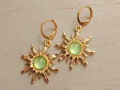 Handmade: womens earrings in gold and green Each pair of earrings is presented in a small gift pouch and would make a wonderful gift for someone special or just a nice treat for yourself. The circumference of these sun earrings for women is 26mm with the addition of your chosen ear wire. The green colour earrings catch many different lights beautifully and look amazing in the sunshine. Casual or dressed up they will match many outfits and get you plenty of compliments! The ear wire choices are: Romwe Fairycore, Bohemian Sun, Sun Earrings, Celestial Earrings, Free People Jewelry, Earrings Green, Copper Earrings, Girls Earrings, Estilo Boho