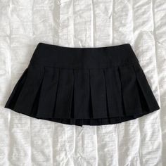 Pleated Black Mini Skirt, Black Mini Pleated Skirt, Skirt Aesthetic, Black Pleated Mini Skirt, Grunge Y2k, Goth Grunge, Baggy Pants, Black Mini Skirt, Pleated Mini Skirt