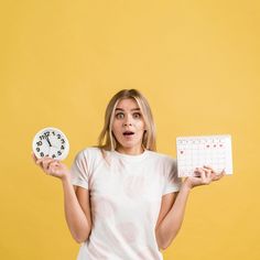 Mujer sorprendida y sosteniendo un reloj... | Free Photo #Freepik #freephoto #calendario #mujer #chica #reloj Short Luteal Phase, Menstrual Calendar, Period Calendar, Ovulation Cycle, Luteal Phase, Natural Family Planning, Period Problems, دورة شهرية, Fertility Problems