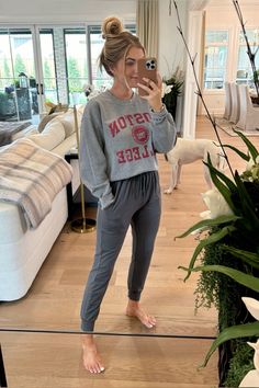 Cozy Comfy Outfits, Regular Outfits, Minimalist Wardrobe Capsule, Wardrobe Capsule, Lounge Outfit, Winter Work, Best Style, Minimalist Wardrobe, Fashion Toys