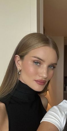 Rose Huntington Whiteley Makeup, Rosie Hw Makeup, Rosie Huntington Whiteley Earrings, Rosie Huntington Whiteley Hair Blonde, Rosie Hw Hair, Blond Hair Trends 2023, Rosie Huntington Whiteley Nails, Rosie Huntington Makeup, Rosie Huntington Whiteley Short Hair