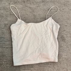 Never Worn Cute Basic White Basic Tank Top For Day Out, White Basic Crop Top For Summer, White Everyday Crop Top For Summer, White Summer Crop Top For Everyday, Basic White Tank Top For Day Out, Basic White Crop Top For Summer, Simple White Crop Top For Summer, White Seamless Summer Top, Simple Cotton Summer Crop Top