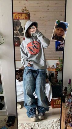 outfit inspo. Baggyoutfit Ideas, 90s Fashion Baggy Clothes, Very Baggy Outfits, How To Style Baggy Hoodie, Skater Hoodie Outfit, Sportcore Outfits, Tomboy Style Ideas, Mid90s Fits, Baggy Clothes Outfit Y2k