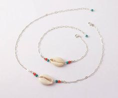 This boho bracelet is made with sterling silver chain adorned with turquoise and coral beads and one white natural cowrie shell. ➵ Perfect to wear alone or for layering with more bracelets. ➵ The bracelet length is ajustable thanks to 5 cm (2 in) extender chain. ➵ Matching cowrie Summer Accessories Beach, Summer Anklets, Shell Choker, Beach Anklets, Shell Bracelet, Silver Chain Bracelet, Summer Necklace, Cowrie Shell, Beach Accessories