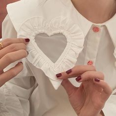 A cute design with a hollowed out heart on the BIG collar.The hollowed out part of the heart on the collar is organdy.(One Size)・ Shoulder width 33 cm・ Width 54.5 cm・ Length 66.5 cm・ Sleeve length 56 cmâ– Material: 65% cotton 35% polyester Ship from Japan Imported Limited stock Made in China Button Up Blouse Pattern, Button Sewing Ideas, Big Collar Blouse Outfit, Detachable Collar Outfit, Heart Cutout Shirt, Collared Shirt Pattern, Heart Cut Out Top, Collar Shapes, Collar Blouse Outfit