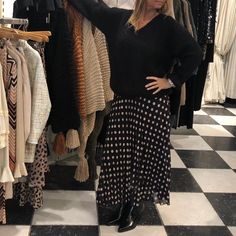 Te gek setje! Rok met stippen en bijpassende trui!  Je shopt dit geweldige setje natuurlijk bij Studio Chicas!  Heb je v... Black Long Sleeve Dress With Pleated Skirt, Casual Black Pleated Dress, Fall Pleated Skirt Dress For Night Out, Chic Pleated Skirt Dresses For Winter, Chic Winter Dress With Pleated Skirt, Popular Clothing, Style Dresses, Back In Stock, Dresses Shoes