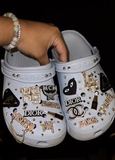 Croc Jibbitz Ideas, Crocs With Jibbitz, Crocs Aesthetic, Crocs With Charms, Blue Crocs, Black Crocs, Pretty Sneakers, Crocs Fashion, Work Shoes Women