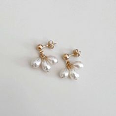 .the Petals Stud Earrings are a petite and classic choice! Composed of signature clustering of freshwater pearls dangling from a stud post. Lightweight and easy to wear.Ear wires: post 14k Gold Filled Measures approx. 1/2" in length Minimal Pearl Earrings, Tiny Pearl Earrings, Pearl Earrings Outfit, Christine Elizabeth, Pearl Jewellry, Brides Jewellery, Minimalism Jewelry, Pearl Earrings Designs, Teardrop Pearl Earrings