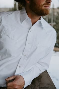 A tried-and-true Western classic in a loose cut for riding and outdoor activity — this is the kind of resilient and dependable shirt you’ll reach for every morning. It’s made from 100% cotton that hangs well while keeping its shape and only gets better with age. Blazer Men Outfit, Shirt Pins, White Button Up, Mens Cowboy, Mens Cowboy Boots, Wide Trousers, Sports Blazer, Oxford Shirt, Blazers For Men