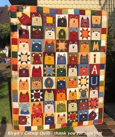 a quilt made to look like cats and dogs