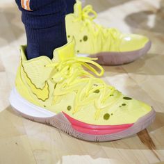 Patrick Star And Spongebob, Spongebob Outfit, Kyrie 5 Spongebob, Irving Shoes, Kyrie Irving Shoes, Nike Kyrie 5, Sneaker Bar, Kyrie 5