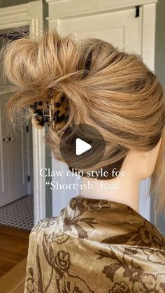 Using Claw Clips With Short Hair, 50 S Hairstyles, Clipping Short Hair, Claw Clip Styles For Shoulder Length Hair, Claw Clip Looks, Claw Clip Tricks For Short Hair, Claw Clip Bridal Hair, Easy Updos For Medium Hair With Clip, How To Clip Up Hair