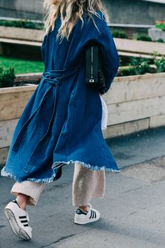 Denim Trench Coat Street Style, Jean Coat Style, Jean Coat Style Women, Denim Coat Street Style, Jeans Coat Outfit, Denim Trench Coat Outfit, Denim Overcoat, Denim Coat Outfit, Adidas Super