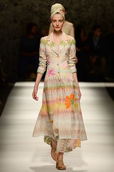 Missoni Spring 2015 Ready-to-Wear - Collection - Gallery - Look 1 - Style.com Creative Costume, Design Kurta, Megan Hess, Kurta Neck Design, Cotton Kurti Designs, Designer Kurtis, Kurta Designs Women, Milano Fashion Week, Festive Wear