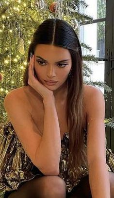 Feminine Aesthetic Makeup, Modern Lob Haircut, Dark Feminine Aesthetic Makeup, Sleek Prom Hair, Straight Formal Hairstyles, Wallpaper Celebrity, Grad Hairstyles, Celebrity Drawing