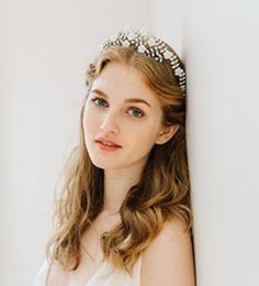 Vivienne Tiara Hairstyle One Side, Fiona Belli, White Tiara, Hair Color Names, Haircut And Beard, Crown Hairstyle, Christmas Crown, Hair To One Side, Tiara Wedding